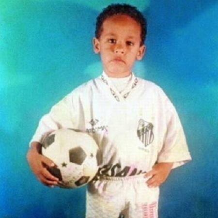 Neymar criança em foto com o uniforme do Santos - Reprodução/Santos