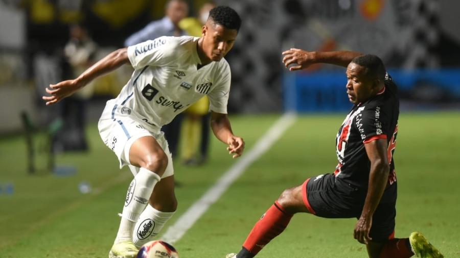 Ângelo, do Santos, tenta drible contra o Botafogo-SP pelo Campeonato Paulista - Santos FC/Divulgação