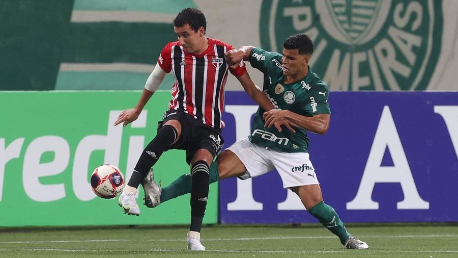 Pablo e Danilo Barbosa disputam bola no clássico entre Palmeiras e São Paulo, no Allianz Parque, pelo Paulistão - Cesar Greco