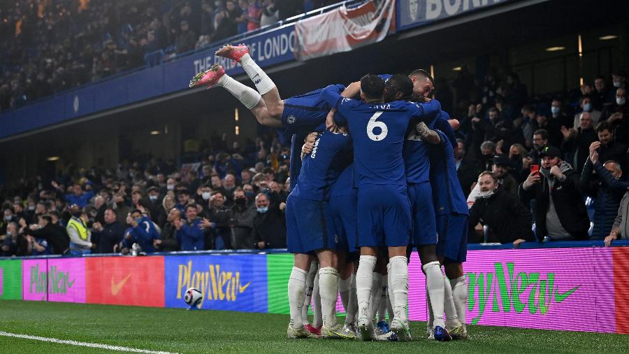 Jogadores do Chelsea comemoram gol contra o Leicester no Inglês - GLYN KIRK/AFP
