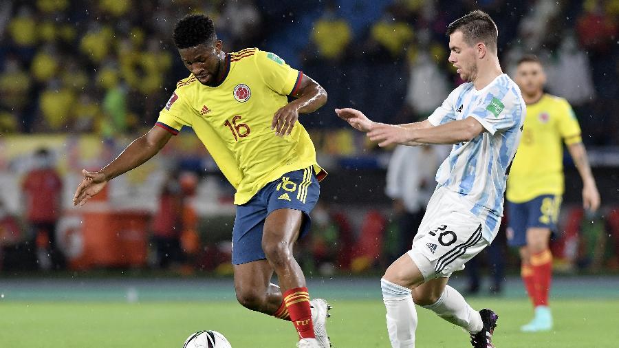 Lerma e Lo Celso dividem bola em jogo entre Colômbia e Argentina pelas Eliminatórias - Gabriel Aponte/Getty Images