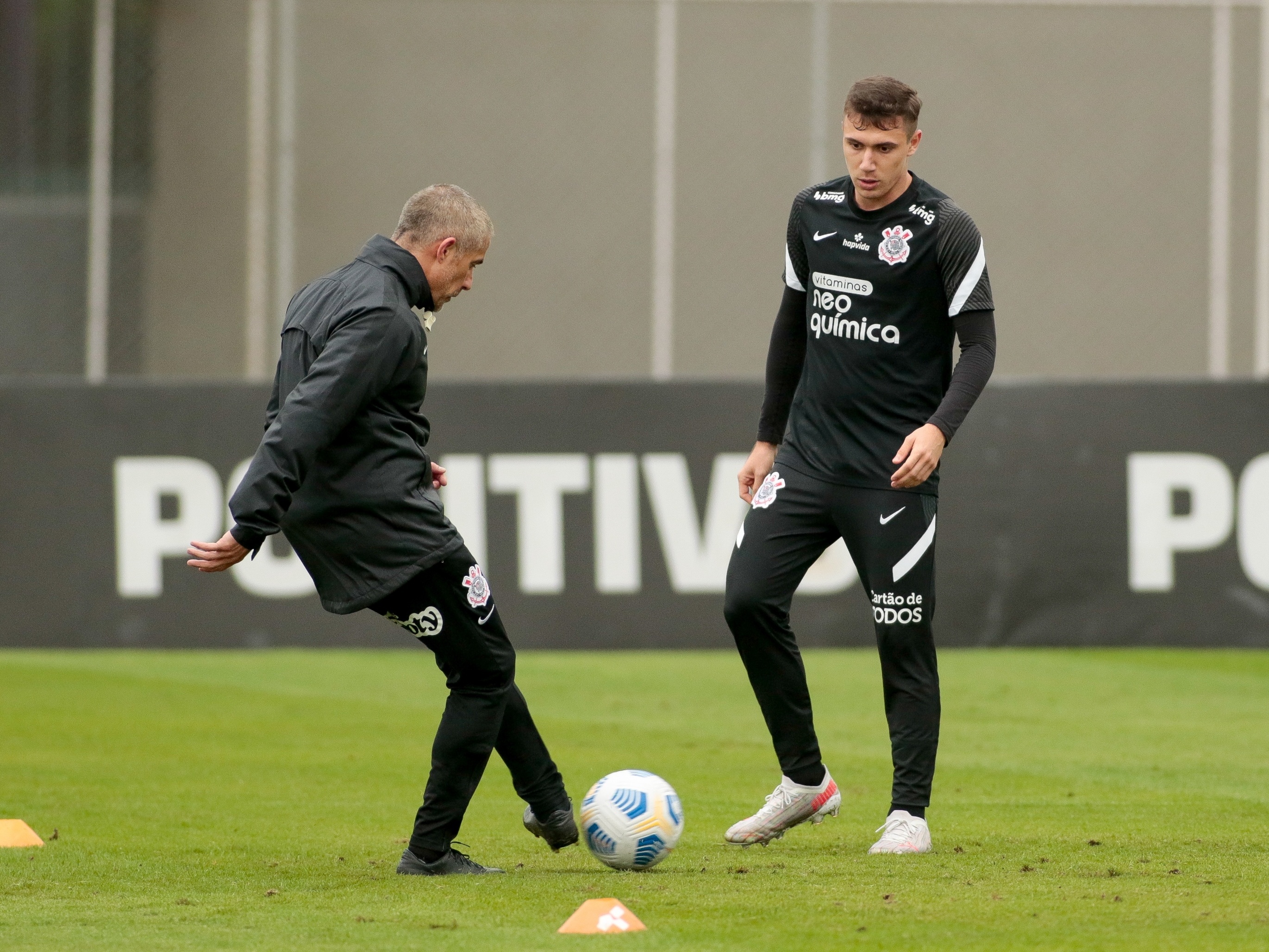 Lucas Piton faz primeiro treino com o elenco do Corinthians após