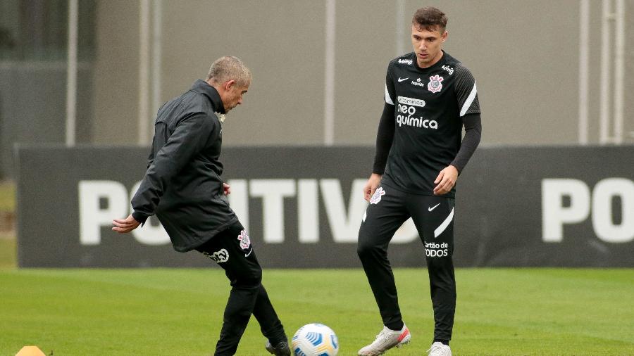 Sylvinho e Lucas Piton durante treino do Corinthians. - Rodrigo Coca/Agência Corinthians