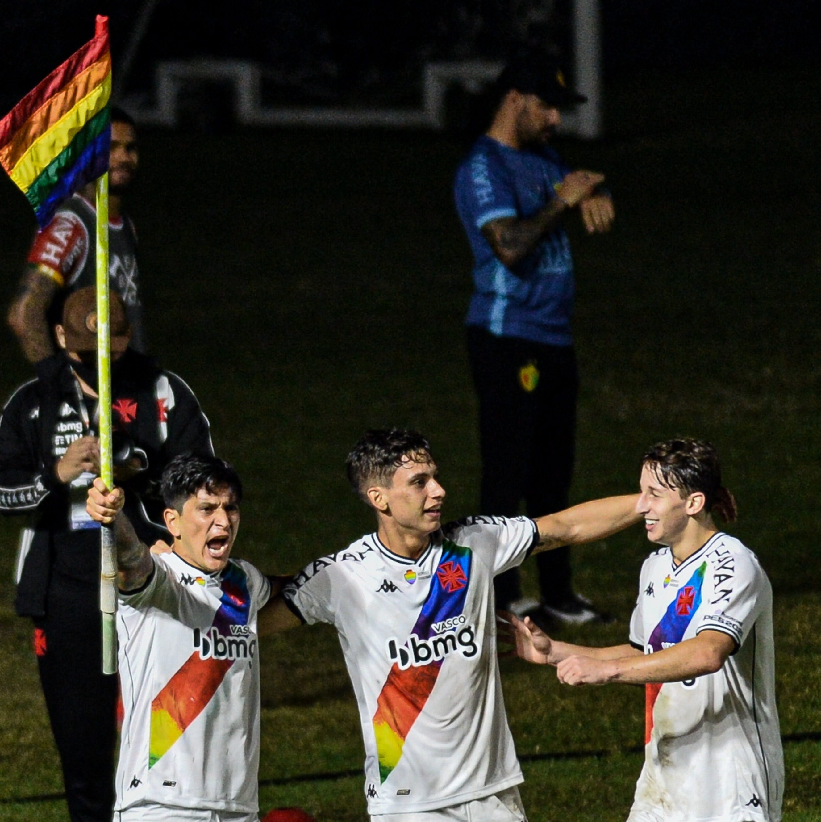 Goleiro é alvo de fogos, ex-Vasco faz gesto obsceno, e jogo do