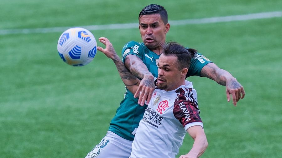 Dudu e Michael disputam bola em Palmeiras x Flamengo, no Allianz Parque - Marcello Zambrana/Agif