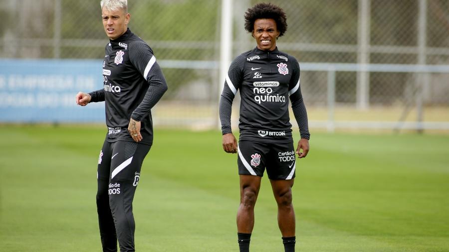 Roger Guedes e Willian durante treino do Corinthians  - Rodrigo Coca/ Ag. Corinthians 