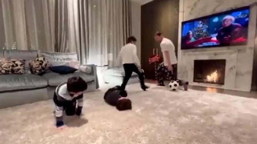 Foi falta? Filhos de Messi se envolveram em um lance de carrinho durante brincadeira de futebol com o pai - Reprodução/Twitter