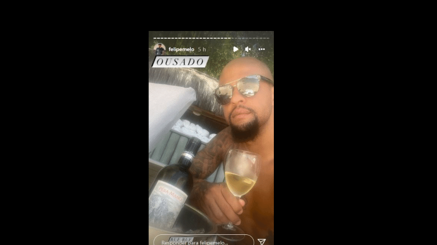 Felipe Melo aproveita vinho de R$ 4.000 em resort de Santa Catarina - Reprodução web: // Instagram Felipe Melo