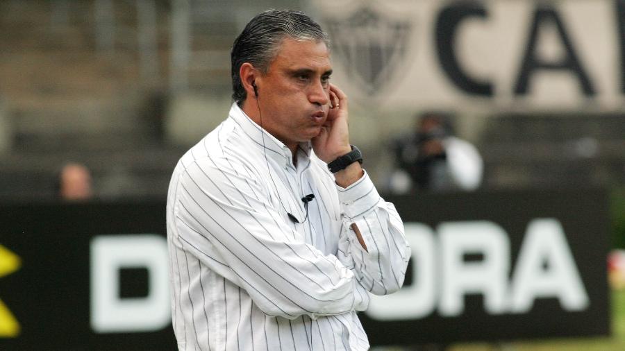 Tite foi técnico do Atlético-MG entre abril e agosto de 2005; a causa da bufada é uma derrota para o Athletico-PR em casa, em julho - Paulo Fonseca/Folha Imagem