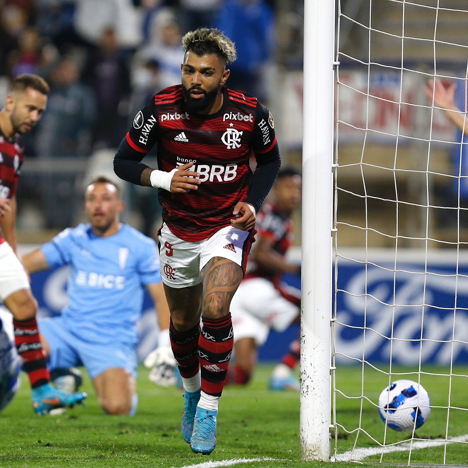 Gabigol faz 2, Flamengo vence Católica e segue 100% na Libertadores