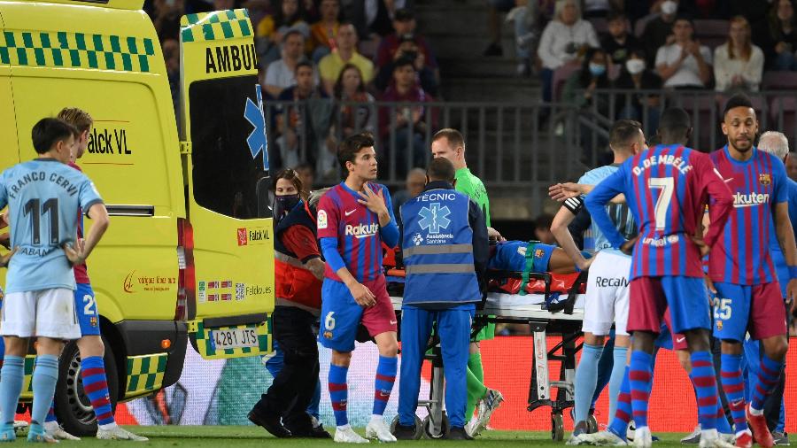 Araújo, do Barcelona, é colocado na ambulância durante partida contra o Celta de Vigo - LLUIS GENE / AFP