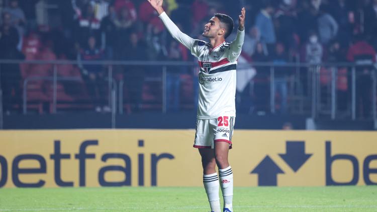 Nestor, jogador do São Paulo, comemora seu gol durante partida contra o Jorge Wilstermann  - Marcello Zambrana/AGIF - Marcello Zambrana/AGIF