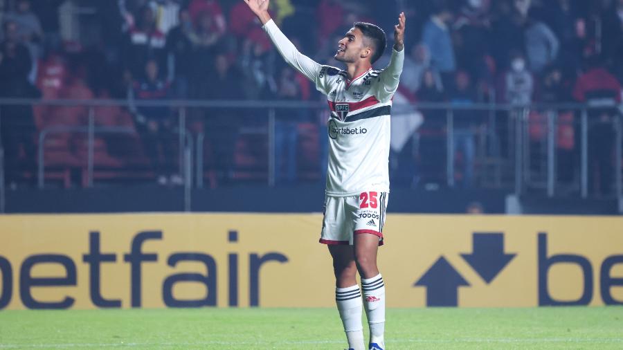 Nestor, jogador do São Paulo, comemora seu gol durante partida contra o Jorge Wilstermann  - Marcello Zambrana/AGIF