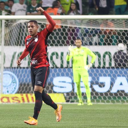 Vitor Roque, do Athletico-PR, comemora seu gol durante partida contra o Palmeiras pelo Brasileirão - Marcello Zambrana/AGIF
