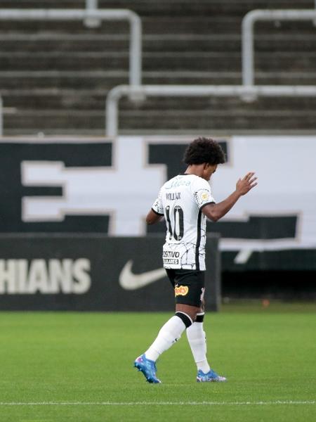 Willian em oração pouco antes de partida do Corinthians no Brasileirão 2021 - Rodrigo Coca/Agência Corinthians