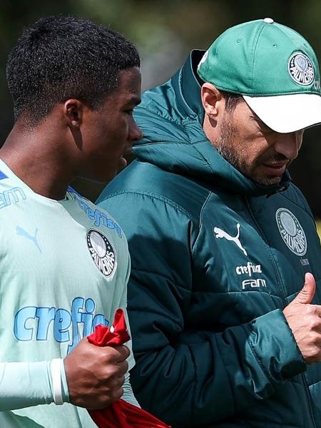 Endrick conversa com Abel Ferreira na Academia de Futeol  - Cesar Greco/ Palmeiras