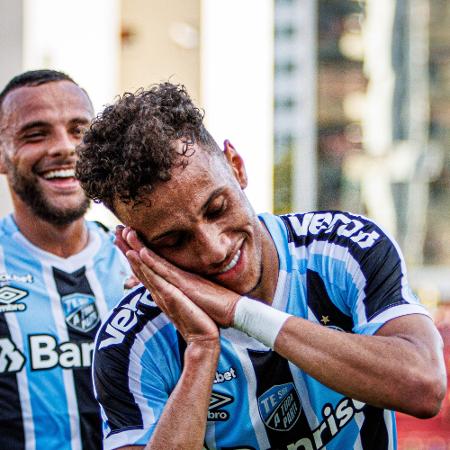 Bitello, do Grêmio, comemora gol contra o Náutico pela Série B do Brasileirão -  GABRIEL LEITE/W9 PRESS/ESTADÃO CONTEÚDO