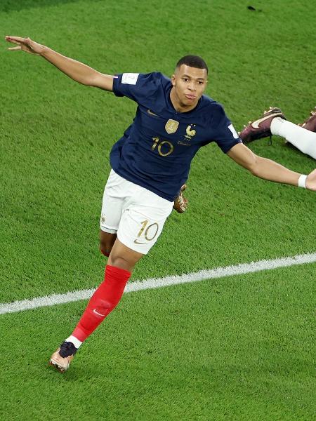 Mbappé comemora o primeiro de seus dois gols na justa vitória da classificada França sobre a Dinamarca - REUTERS/Marko Djurica