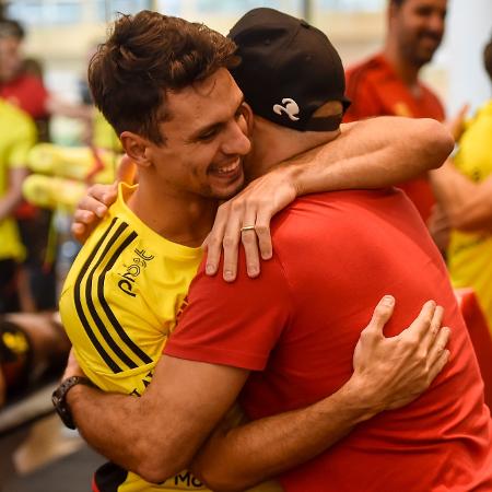 Sorridente, Rodrigo Caio abraça integrante da comissão técnica do Fla na reapresentação do elenco - Marcelo Cortes / Flamengo