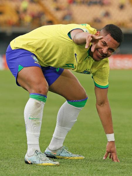 Vitor Roque comemora gol do Brasil sobre o Equador no Sul-Americano sub-20; Jogador não foi liberado pelo Barcelona