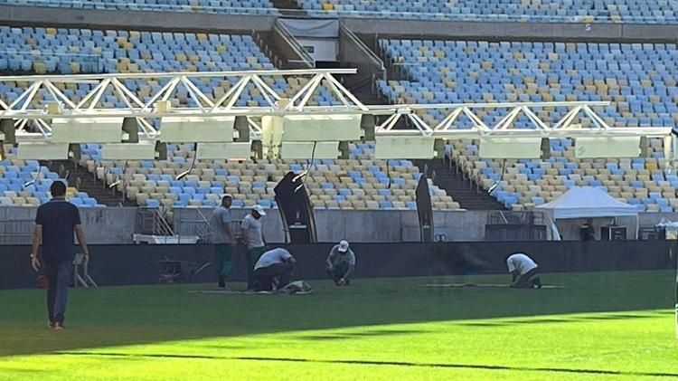 Homens fazem trabalho intensivo na pequena área do lado esquerdo: ponto crítico do gramado do Maracanã