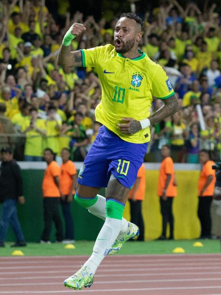 Neymar dá soco no ar ao marcar em Brasil x Bolívia nas Eliminatórias