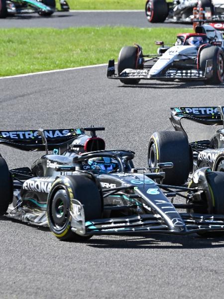 George Russell e Lewis Hamilton, da Mercedes, disputam posição no GP do Japão de F1