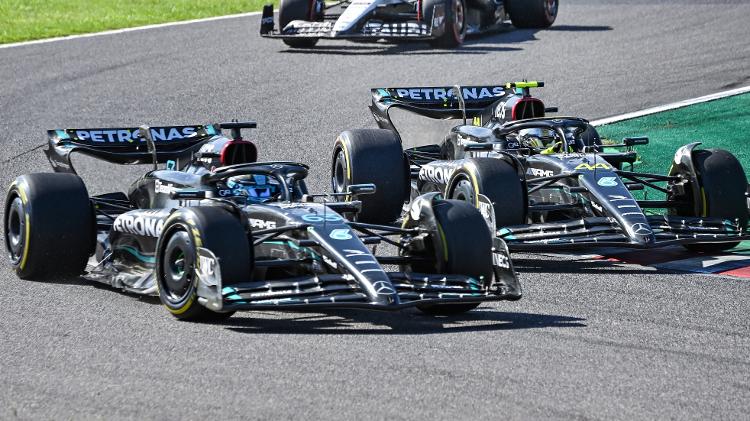 George Russell e Lewis Hamilton, da Mercedes, disputam posição no GP do Japão de F1