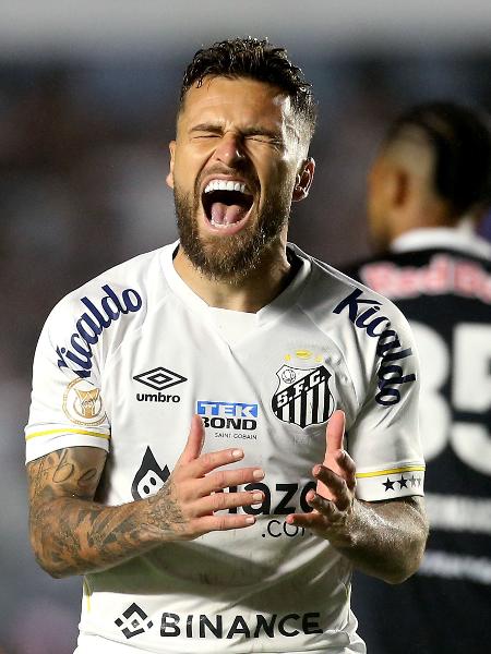 Lucas Lima se lamenta durante jogo do Santos em 2023