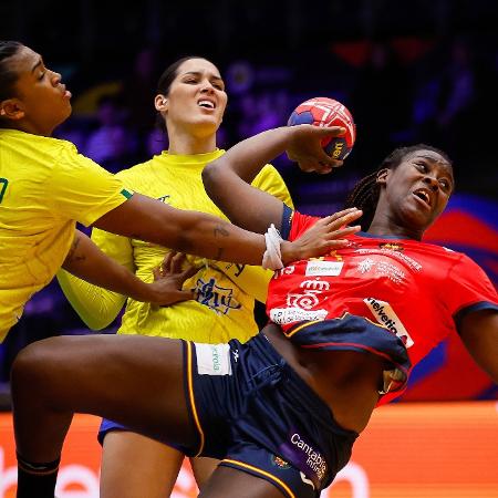 Lance no jogo entre Brasil e Espanha no Mundial de handebol feminino