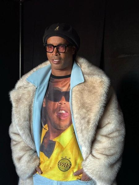 Ronaldinho ataca de modelo e desfila na semana de moda de Paris