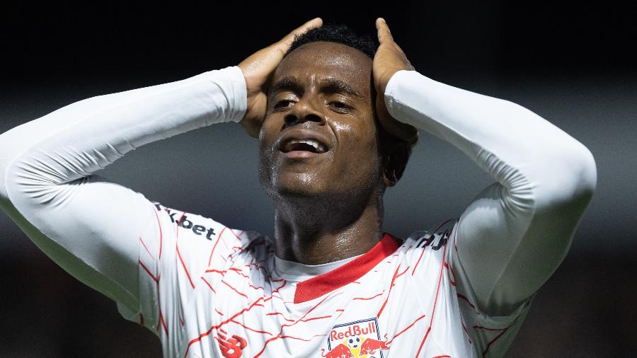 Helinho, do Bragantino, se lamenta durante jogo contra o Águilas Doradas pela Libertadores