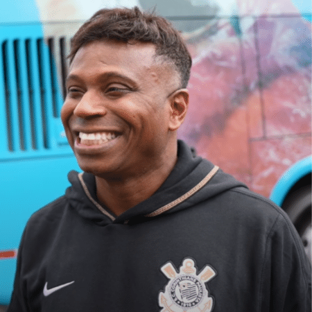 Edilson Capetinha, ídolo do Corinthians, viajou com o elenco para o amistoso contra o Londrina