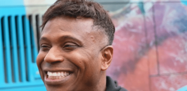 Edilson Capetinha acompanha delegação do Corinthians em viagem ao Paraná.