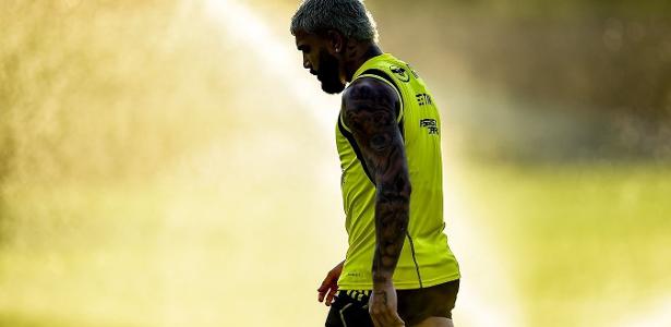 Gabigol se reapresenta desanimado em treino do Flamengo após suspensão.