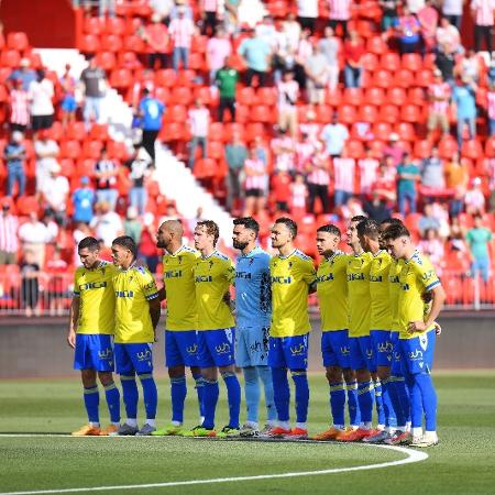 Elenco do Cádiz antes da partida contra o Almería, pelo Campeonato Espanhol - Reprodução/Twitter