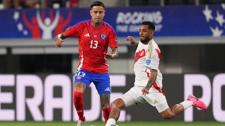 Pulgar e Peña em ação durante Chile x Peru, pela Copa América