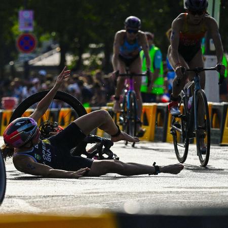 Vittoria Lopes cai durante competição do triatlo nas Olimpíadas de Paris 2024