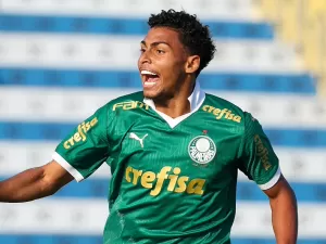Atacante de 18 anos empolga Palmeiras e ganha duas renovações em um mês