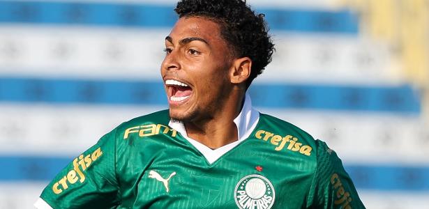 Atacante promissor renova contrato duas vezes em um mês com Palmeiras.