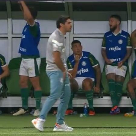 Abel Ferreira, técnico do Palmeiras, faz gesto obsceno durante jogo contra o Flamengo na Copa do Brasil