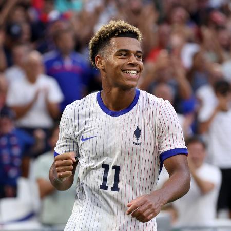 Desiré Doué comemora seu gol pela França nas Olimpíadas de Paris