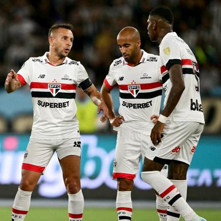 Rafinha, Lucas e Arboleda conversam durante Botafogo x São Paulo pela Libertadores