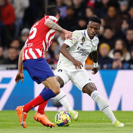 Vini Jr. em ação durante jogo entre Real Madrid e Atlético de Madri