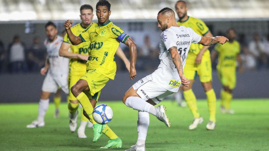 Guilherme em ação pelo Santos contra o Mirassol em jogo da Série B