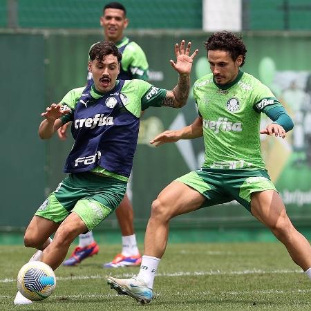 Maurício e Raphael Veiga disputam a bola em treino do Palmeiras nesta sexta-feira (25) - Cesar Greco/Palmeiras