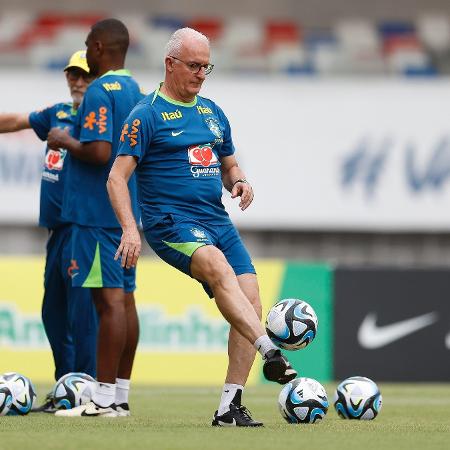 Técnico Dorival Júnior, em treino da seleção brasileira