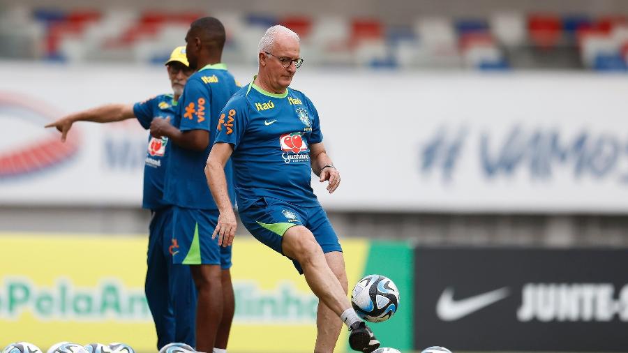 Técnico Dorival Júnior, em treino da seleção brasileira