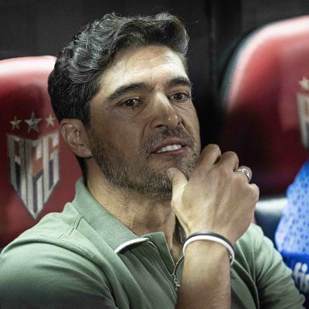 Abel Ferreira, técnico do Palmeiras, observa a equipe no duelo contra o Atlético-GO pela 35ª rodada do Brasileirão - Heber Gomes/AGIF