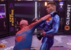 Homem-Aranha nocauteia Super-Homem em evento de MMA na Rússia; veja